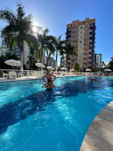 圣劳伦斯海滨Boulevard Riviera Flat - VISTA MAR E CLUBE的一名妇女在酒店游泳池里