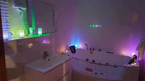 罗兹Campoverde的带浴缸和水槽及灯光的浴室
