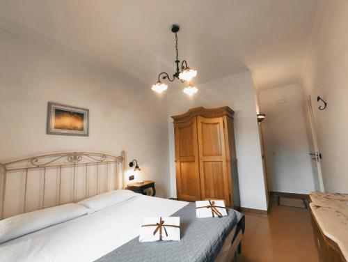 维耶特里Casa Fasano Amalfi Coast的一间卧室配有一张带两个十字架的床