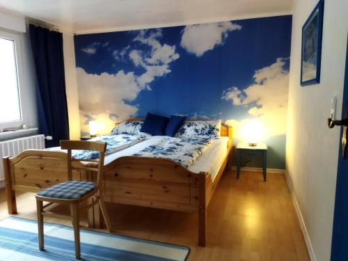 博帕德菲瑞豪斯洛瑞特公寓的卧室配有一张墙壁上涂有云彩的床。