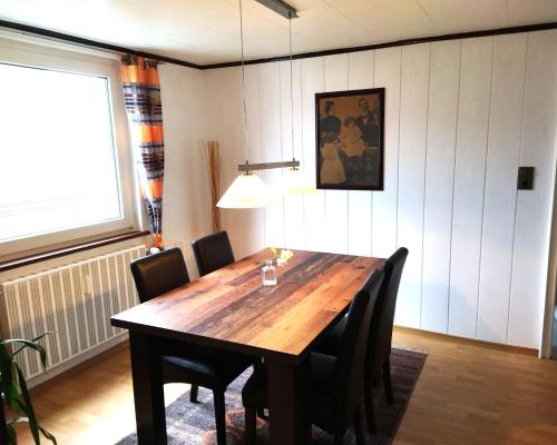 博帕德菲瑞豪斯洛瑞特公寓的一间带木桌和椅子的用餐室
