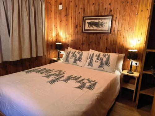 埃斯特里-德阿内乌艾格斯托假日公园的一间卧室配有一张松树床。