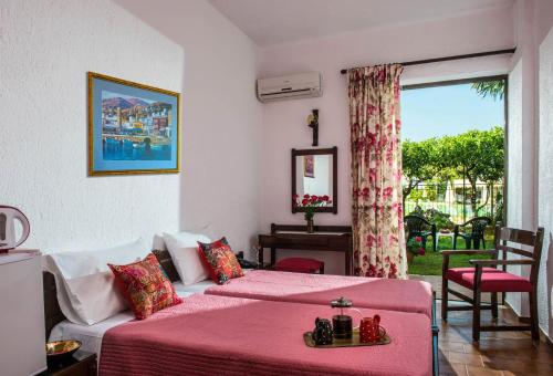 玛利亚玛丽亚假日酒店的酒店客房设有两张床和窗户。