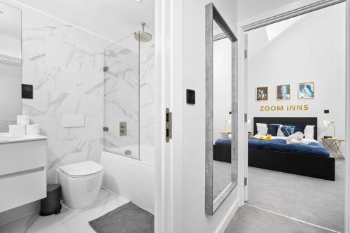 伯明翰Stylish 2 Bedroom Apartment Close to Everything的带淋浴和卫生间的浴室以及1张床。
