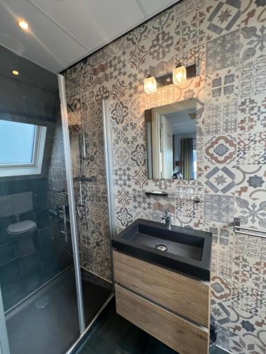 希波利蒂斯胡夫韦斯特因酒店的一间带水槽和淋浴的浴室
