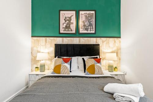 谢菲尔德Spacious and Stylish House - Sleeps 12的一间卧室配有一张带绿色墙壁的床