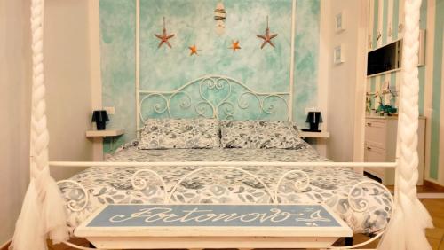 安科纳B&B La Casa in Centro的一间卧室配有一张白色床架的床