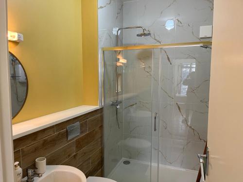 恩尼斯科西2 Bedroom apartment Park Lodge的带淋浴的浴室和玻璃淋浴间