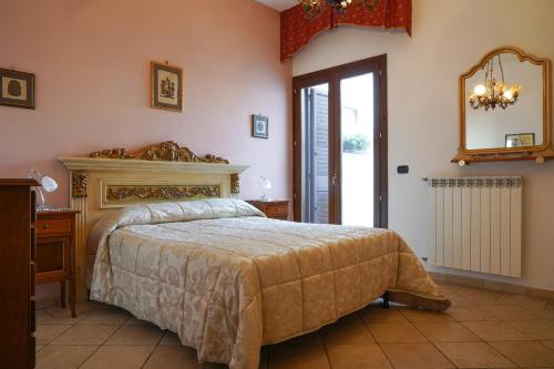 科佩尔蒂诺La Rosa Blu的卧室配有一张床,墙上设有镜子
