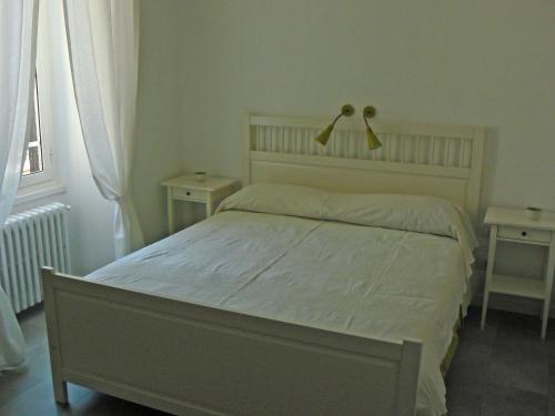 罗马伊尔萨姆皮尔卡瓦住宿加早餐公里的一间卧室设有床、两张桌子和一扇窗户