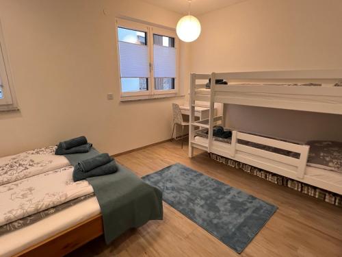 赛特朵夫Ferienwohnung mit Seeblick - Ossiacher See Gerlitzen的卧室配有两张双层床和地毯。