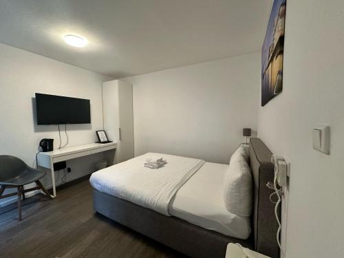 杜塞尔多夫dreams Düsseldorf的小酒店客房配有一张床和一张书桌