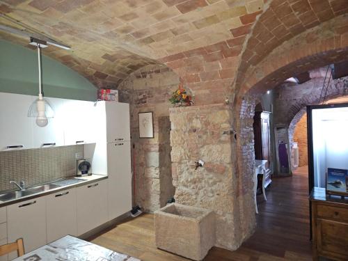 波马兰切Bella Toscana的一个带水槽和石墙的厨房