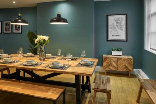 利物浦Host & Stay - The Georgian Quarters at Falkner Street的用餐室配有带鲜花的木桌