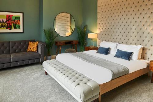 利物浦Host & Stay - The Georgian Quarters at Falkner Street的一间卧室配有一张大床和一张沙发
