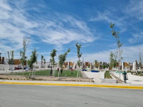 Ciudad AcuñaCasa Amistad的享有树木公园和街道的景色