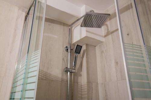 雅典2 Bedrooms Apartment close to metro Dafni in Athens的浴室里设有玻璃门淋浴