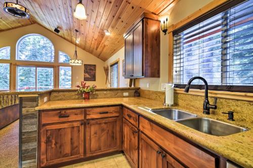 塔霍马Lake Tahoe Cabin with Private Beach Access的一个带木制橱柜和水槽的厨房