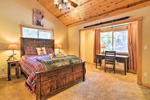 塔霍马Lake Tahoe Cabin with Private Beach Access的一间卧室配有一张床、一张书桌和一个窗户。