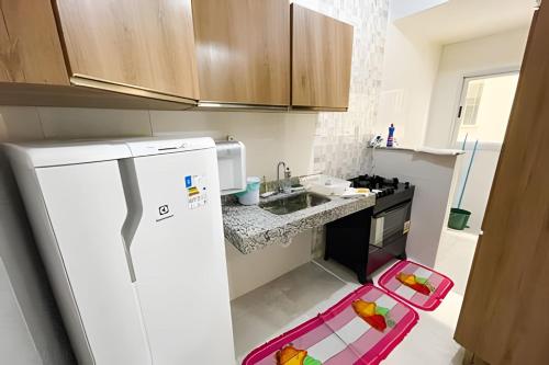 帕图斯迪米纳斯103 - Apartamento Completo Para Até 5 Hóspedes的厨房配有白色冰箱和水槽