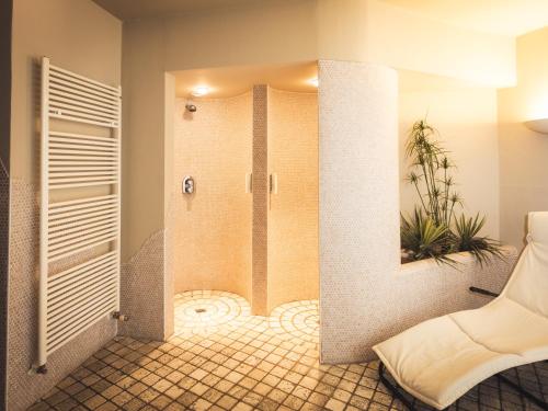 拉布拉全景酒店的浴室里设有玻璃门淋浴