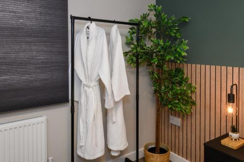 卡迪夫Benjamin Suite by Koya Homes - 3 Bedrooms - Cardiff的浴室设有挂在架子上的白色毛巾
