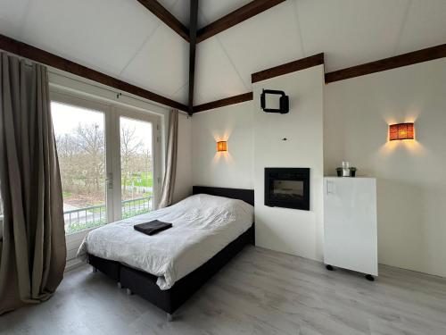 泽沃德Groot vakantiehuis nabij Amsterdam inclusief jacuzzi的一间卧室设有一张床和一个大窗户