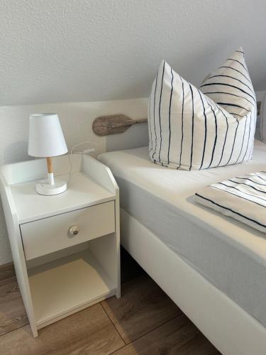 特拉森海德Strandkojen的一张带床头柜和台灯的床