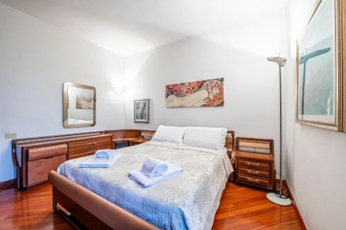 佛罗伦萨[Easy Florence] Castello的一间卧室配有一张床,上面有两条毛巾