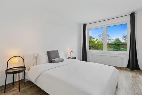 卢森堡Tranquil Haven - Relax and Unwind in Hamm ID23的白色的卧室设有一张大床和一个窗户