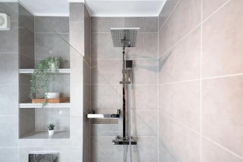 SanemModern Penthouse in Sanem的浴室里设有玻璃门淋浴