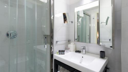 那不勒斯桑塔基娅拉精品酒店的白色的浴室设有水槽和淋浴。
