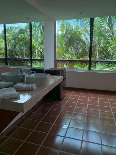 加拉加斯Mesod Jungle Boutique的一间带两个盥洗盆的浴室和一个大窗户