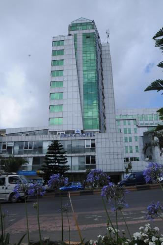 亚的斯亚贝巴Melka International Hotel的一座高大的建筑,有很多窗户