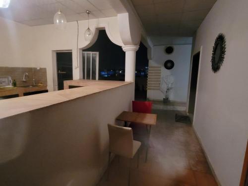 吉布提Elyas-House的厨房配有柜台、桌子和椅子