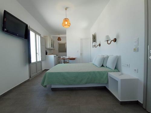 Áno MeriáSeascape, Suite 5 with sea view的一间白色卧室,配有床和电视