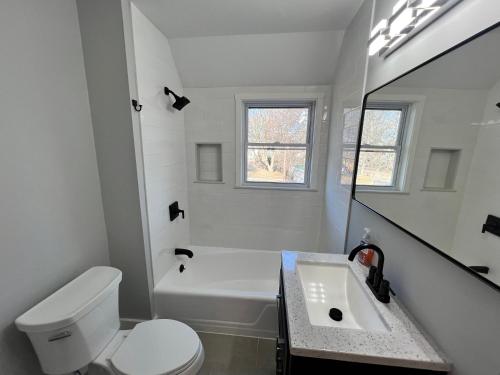 波士顿Harvrd-MIT-B.U./Parkfree/Single Family residence的白色的浴室设有卫生间和水槽。
