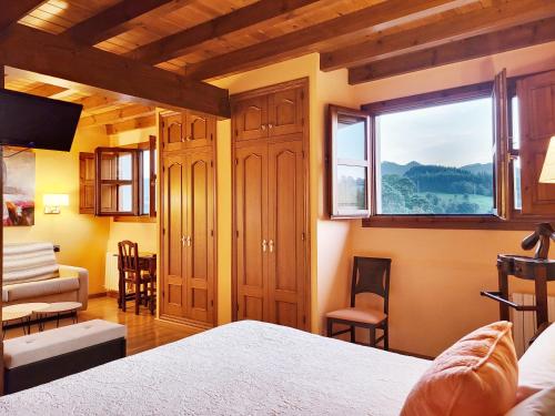 里瓦德塞利亚比斯卡赛布里努酒店的一间卧室设有一张床和一个窗口