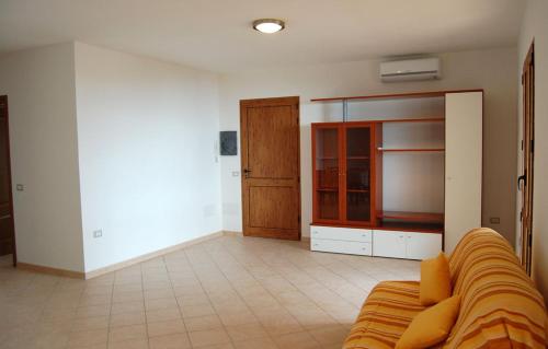 MaladrosciaNuovissimo appartamento con veranda vista mare a Maladroxia C63的带沙发和橱柜的客厅