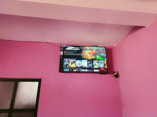 克萨尔特南戈Posada doña Nidia的粉红色墙壁上的电视