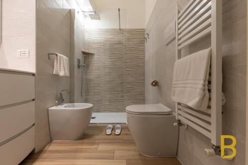 米兰BePlace Apartments in Gioia的一间带卫生间和水槽的浴室