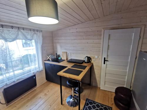 格丁尼亚Domek Letni的小房间设有书桌和窗户