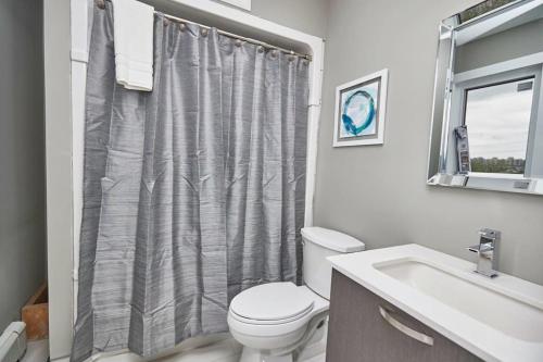 尼亚加拉瀑布Clifton Hill Hideaway 3A - Two Bedroom Condo的一间带卫生间和水槽的浴室