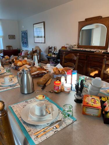 杜柏B&B l'Aigrin的厨房柜台配有餐桌和食物