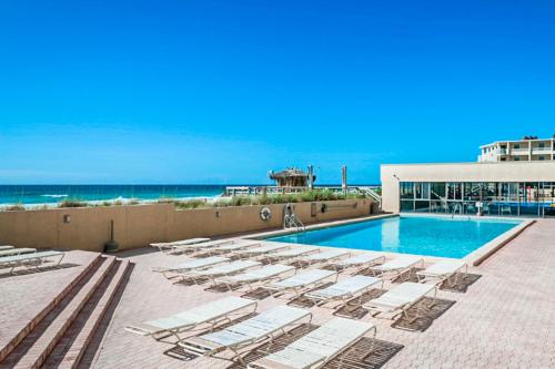 德斯坦Sundestin Beach Resort的一个带躺椅的游泳池和海洋