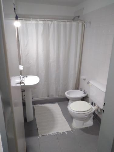 Puerto Santa CruzAlojamiento laura的白色的浴室设有卫生间和水槽。