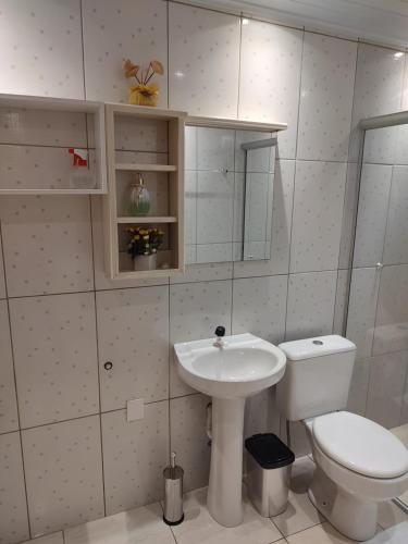 格拉玛多Apto Dom Victor 101的白色的浴室设有卫生间和水槽。