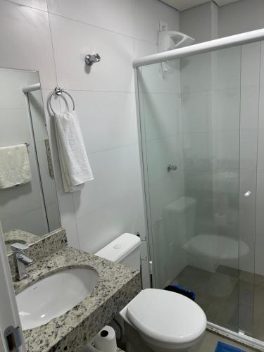马蒂尼奥斯Condomínio Kaimã的带淋浴、卫生间和盥洗盆的浴室