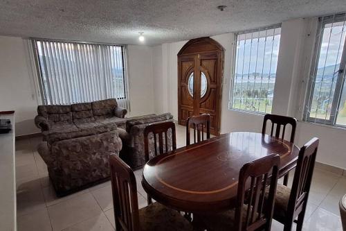 奥塔瓦洛Casa y mirador的客厅配有木桌和沙发