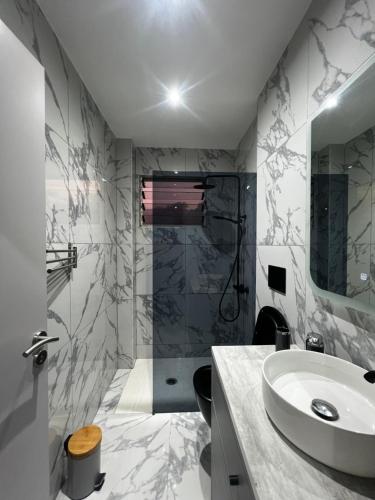 卡宴Chambre Selva的白色的浴室设有水槽和淋浴。